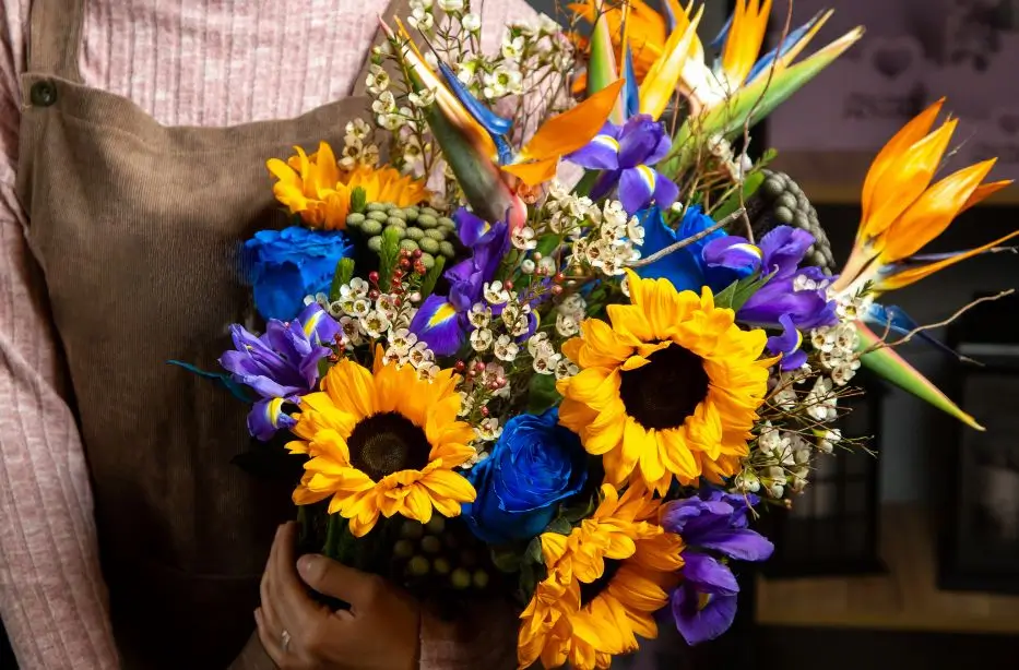 Mix Glowing Bouquet Delivery